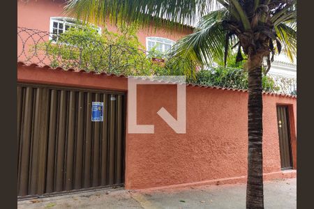 Casa à venda com 180m², 4 quartos e 7 vagas Casa à venda com 180m², 4 quartos e 7 vagasFachada