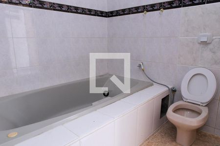 Casa à venda com 180m², 4 quartos e 7 vagas Casa à venda com 180m², 4 quartos e 7 vagasBanheiro / Closet do Quarto 1 - Suíte (2º Andar)