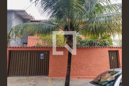 Casa à venda com 180m², 4 quartos e 7 vagas Casa à venda com 180m², 4 quartos e 7 vagasFachada