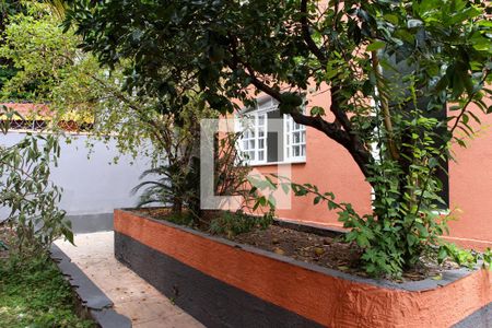 Casa à venda com 180m², 4 quartos e 7 vagas Casa à venda com 180m², 4 quartos e 7 vagasJardim / Quintal da Frente