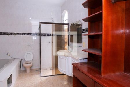 Casa à venda com 180m², 4 quartos e 7 vagas Casa à venda com 180m², 4 quartos e 7 vagasBanheiro / Closet do Quarto 1 - Suíte (2º Andar)