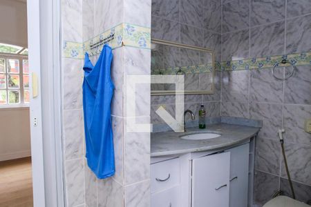 Casa à venda com 180m², 4 quartos e 7 vagas Casa à venda com 180m², 4 quartos e 7 vagasBanheiro / Closet do Quarto 3 - Suíte (2º Andar)