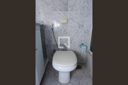 Casa à venda com 180m², 4 quartos e 7 vagas Casa à venda com 180m², 4 quartos e 7 vagasBanheiro / Closet do Quarto 3 - Suíte (2º Andar)