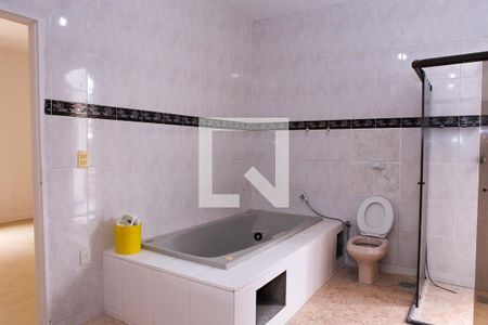 Casa à venda com 180m², 4 quartos e 7 vagas Casa à venda com 180m², 4 quartos e 7 vagasBanheiro / Closet do Quarto 1 - Suíte (2º Andar)