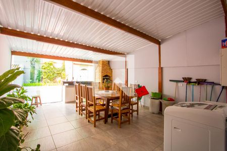 Casa à venda com 320m², 3 quartos e 5 vagas Casa à venda com 320m², 3 quartos e 5 vagasÁrea de serviço/Espaço gourmet