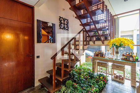 Casa à venda com 350m², 4 quartos e 3 vagasEscada