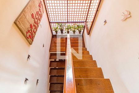 Casa à venda com 350m², 4 quartos e 3 vagasEscada