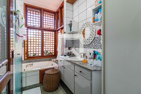 Casa à venda com 350m², 4 quartos e 3 vagasSuite 1 - Banheiro