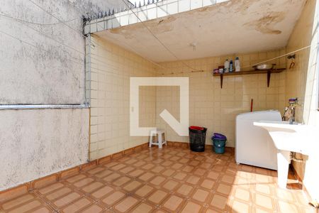Casa à venda com 130m², 2 quartos e 2 vagasEscada Área de Serviço