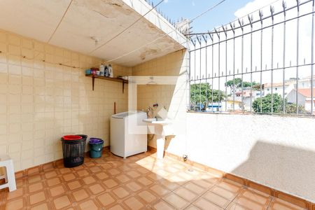 Casa à venda com 130m², 2 quartos e 2 vagasEscada Área de Serviço