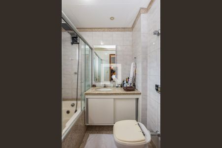 Apartamento à venda com 115m², 4 quartos e 2 vagas Apartamento à venda com 115m², 4 quartos e 2 vagasBanheiro da Suíte