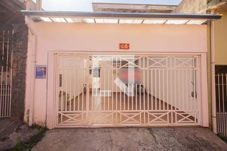 Casa à venda com 129m², 2 quartos e 2 vagas Casa à venda com 129m², 2 quartos e 2 vagasFachada