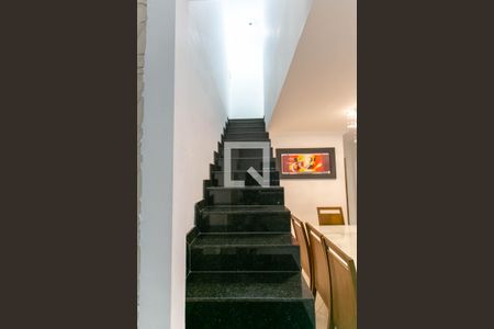 Casa à venda com 179m², 3 quartos e 2 vagasEscada