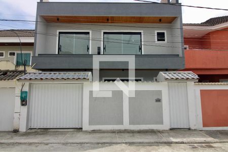 Casa à venda com 270m², 4 quartos e 2 vagas Casa à venda com 270m², 4 quartos e 2 vagasFachada