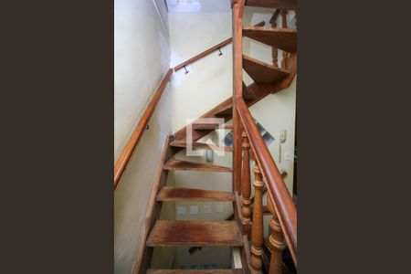 Casa à venda com 85m², 3 quartos e sem vaga Casa à venda com 85m², 3 quartos e sem vagaEscada