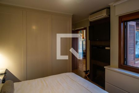 Casa de condomínio à venda com 240m², 3 quartos e 4 vagasSuíte