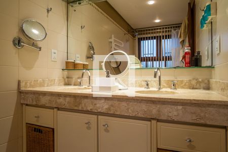 Casa de condomínio à venda com 240m², 3 quartos e 4 vagasBanheiro da Suíte