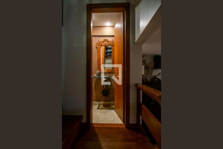 Casa de condomínio à venda com 240m², 3 quartos e 4 vagasLavabo