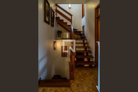 Casa de condomínio à venda com 240m², 3 quartos e 4 vagasEscada