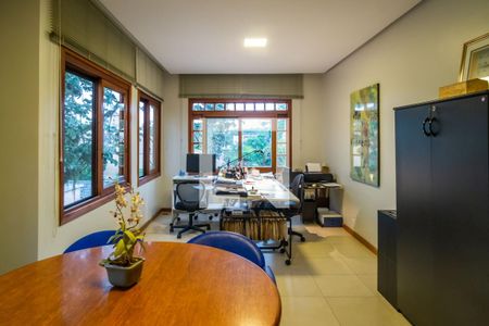 Casa de condomínio à venda com 240m², 3 quartos e 4 vagasEscritório