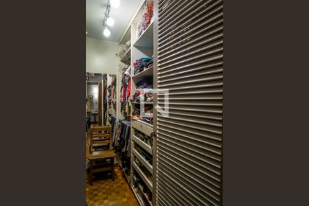 Casa de condomínio à venda com 240m², 3 quartos e 4 vagasCloset da suíte