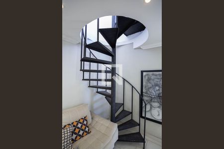 Apartamento à venda com 110m², 3 quartos e 1 vaga Apartamento à venda com 110m², 3 quartos e 1 vagaEscada