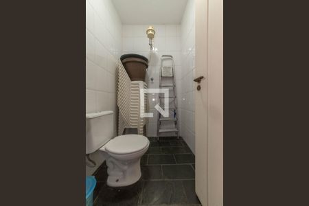 Casa à venda com 319m², 3 quartos e 3 vagas Casa à venda com 319m², 3 quartos e 3 vagasBanheiro de Serviço