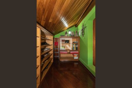 Casa à venda com 319m², 3 quartos e 3 vagas Casa à venda com 319m², 3 quartos e 3 vagasCloset da Suíte 2