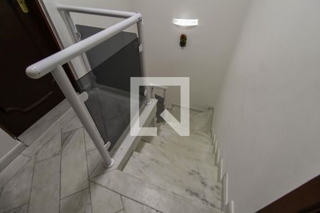 Casa à venda com 200m², 3 quartos e 2 vagasEscada