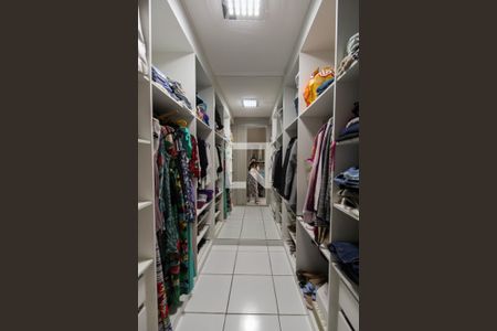 Casa à venda com 200m², 3 quartos e 2 vagasCloset Suíte 2
