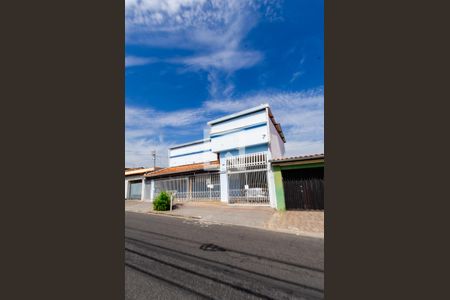 Casa à venda com 462m², 5 quartos e 2 vagas Casa à venda com 462m², 5 quartos e 2 vagasFachada