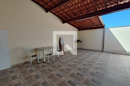Casa à venda com 160m², 3 quartos e 1 vagaÁrea de Serviço - Quintal