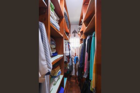 Casa à venda com 300m², 3 quartos e 2 vagas Casa à venda com 300m², 3 quartos e 2 vagasCloset - Suíte