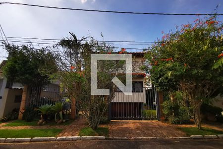 Casa de condomínio à venda com 400m², 4 quartos e 3 vagas Casa de condomínio à venda com 400m², 4 quartos e 3 vagasFachada