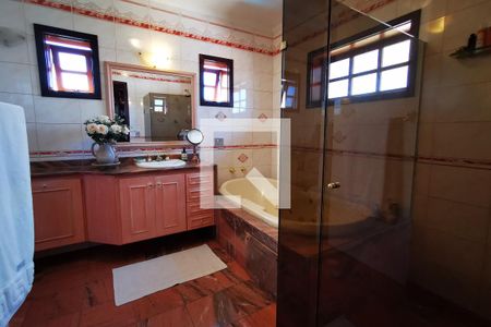 Casa de condomínio à venda com 400m², 4 quartos e 3 vagas Casa de condomínio à venda com 400m², 4 quartos e 3 vagasBanheiro da Suíte 2