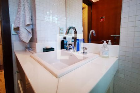 Casa de condomínio à venda com 400m², 4 quartos e 3 vagas Casa de condomínio à venda com 400m², 4 quartos e 3 vagasBanheiro da Suíte 1