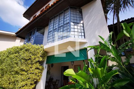Casa de condomínio à venda com 400m², 4 quartos e 3 vagas Casa de condomínio à venda com 400m², 4 quartos e 3 vagasFachada