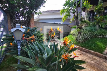 Casa de condomínio à venda com 400m², 4 quartos e 3 vagas Casa de condomínio à venda com 400m², 4 quartos e 3 vagasFachada