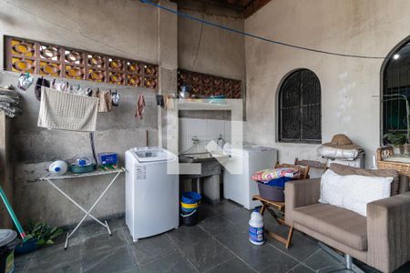 Casa à venda com 250m², 5 quartos e 2 vagas Casa à venda com 250m², 5 quartos e 2 vagasLavanderia