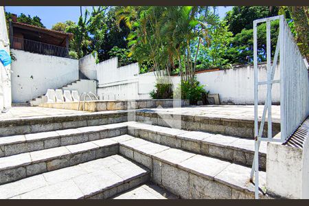 Casa à venda com 563m², 4 quartos e 5 vagas Casa à venda com 563m², 4 quartos e 5 vagasÁrea externa