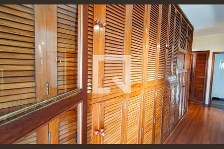 Casa à venda com 563m², 4 quartos e 5 vagas Casa à venda com 563m², 4 quartos e 5 vagascorredor