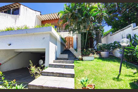 Casa à venda com 563m², 4 quartos e 5 vagas Casa à venda com 563m², 4 quartos e 5 vagasÁrea externa