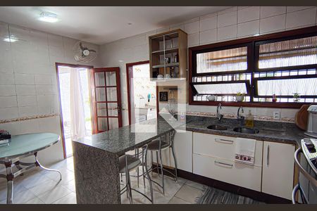 Casa à venda com 563m², 4 quartos e 5 vagas Casa à venda com 563m², 4 quartos e 5 vagascozinha