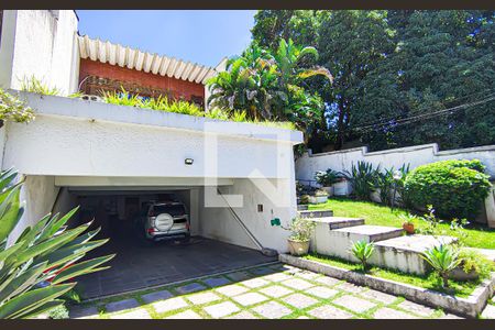 Casa à venda com 563m², 4 quartos e 5 vagas Casa à venda com 563m², 4 quartos e 5 vagasÁrea externa