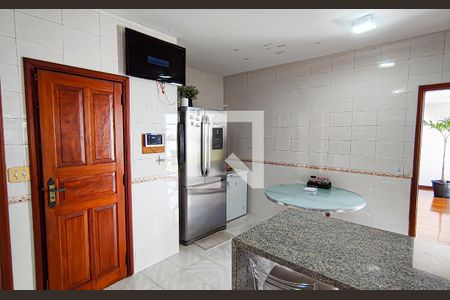 Casa à venda com 563m², 4 quartos e 5 vagas Casa à venda com 563m², 4 quartos e 5 vagascozinha