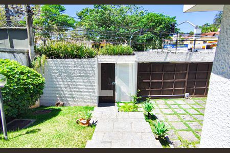 Casa à venda com 563m², 4 quartos e 5 vagas Casa à venda com 563m², 4 quartos e 5 vagasÁrea externa