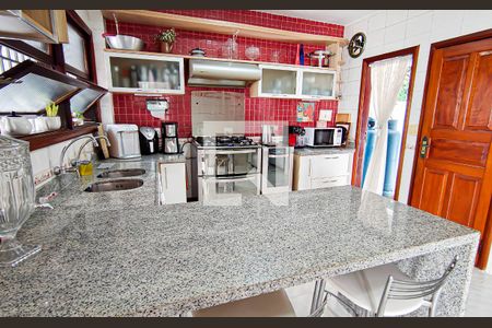 Casa à venda com 563m², 4 quartos e 5 vagas Casa à venda com 563m², 4 quartos e 5 vagascozinha