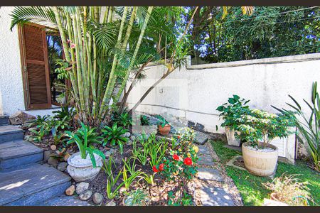 Casa à venda com 563m², 4 quartos e 5 vagas Casa à venda com 563m², 4 quartos e 5 vagasÁrea externa