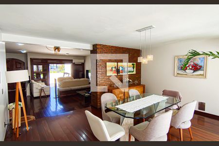 Casa à venda com 563m², 4 quartos e 5 vagas Casa à venda com 563m², 4 quartos e 5 vagascopa