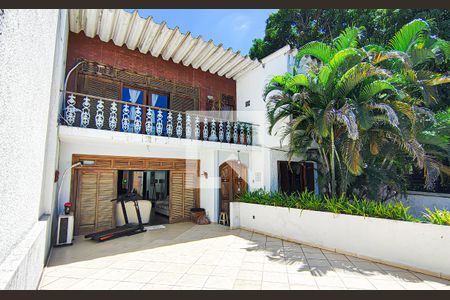 Casa à venda com 563m², 4 quartos e 5 vagas Casa à venda com 563m², 4 quartos e 5 vagasÁrea externa